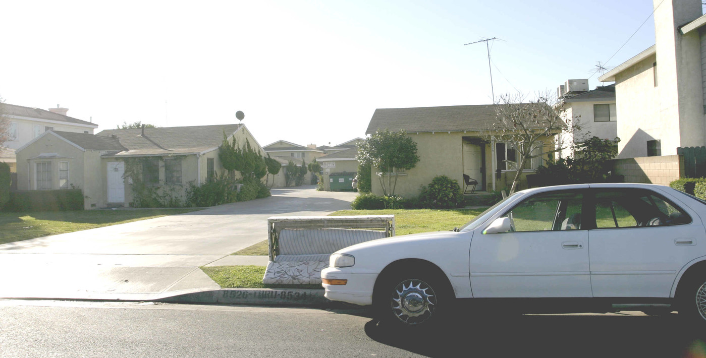 8526-8534 1/2 Ramona St in Bellflower, CA - Building Photo