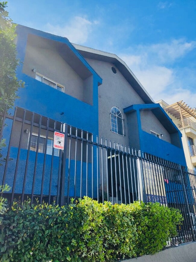 Shadow Brooks Apartments in North Hollywood, CA - Foto de edificio - Building Photo