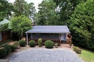 8940 Bay Dr in Gainesville, GA - Building Photo