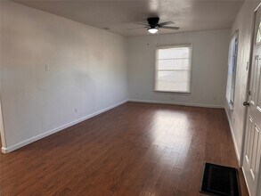 1920 Pembroke St in Irving, TX - Foto de edificio - Building Photo