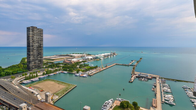 450 E Waterside Dr in Chicago, IL - Building Photo - Building Photo