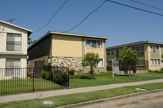 7337 Variel Ave in Canoga Park, CA - Building Photo - Building Photo