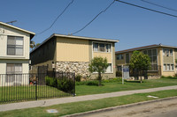 7337 Variel Ave in Canoga Park, CA - Foto de edificio - Building Photo