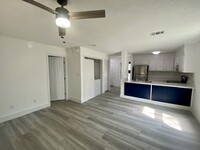 West 18 Apartments in Pensacola, FL - Foto de edificio - Building Photo