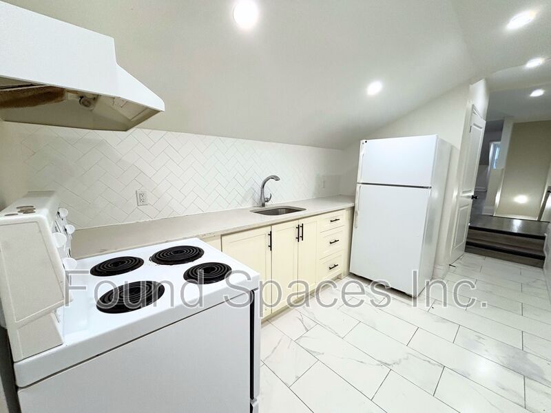 87 Victoria Ave N in Hamilton, ON - Building Photo