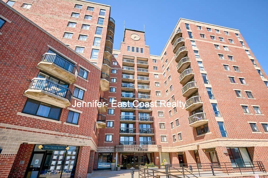 15 North Beacon St, Unit 702 in Boston, MA - Building Photo