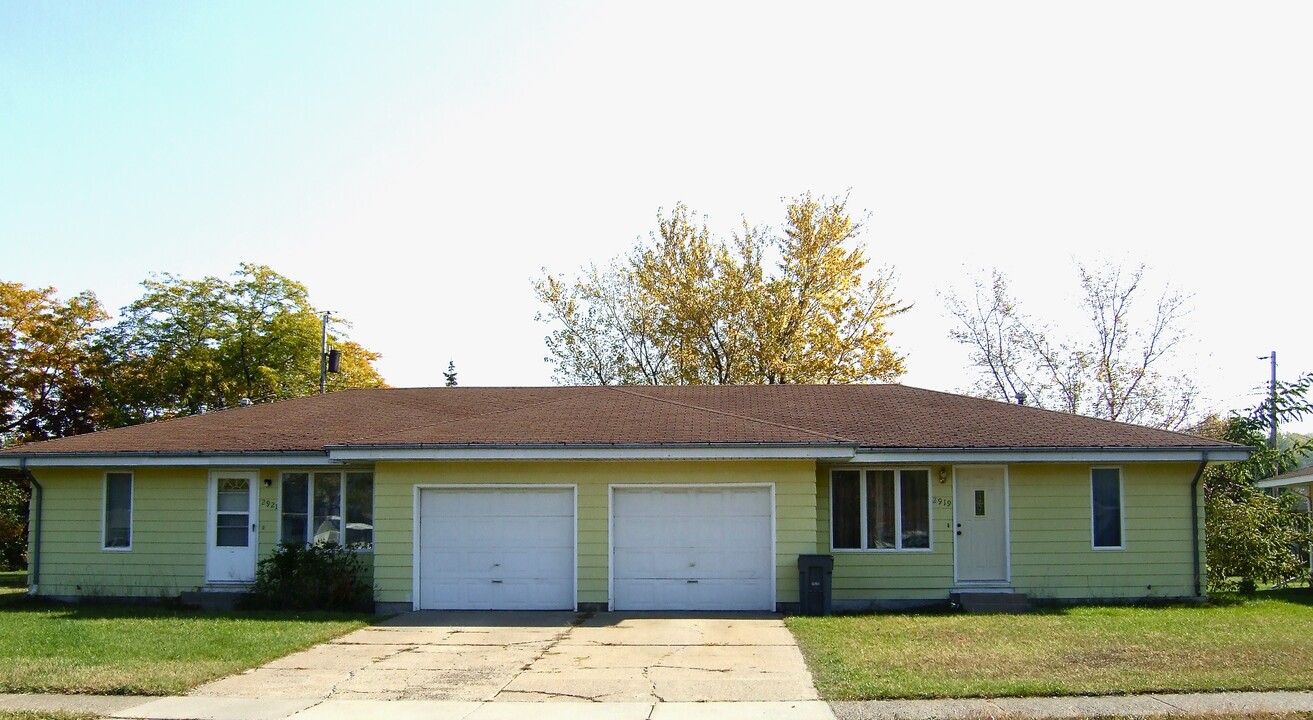 2921 Northland Dr in Eau Claire, WI - Building Photo