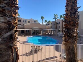 2008 Mesquite Ln, Unit 205 in Laughlin, NV - Foto de edificio - Building Photo