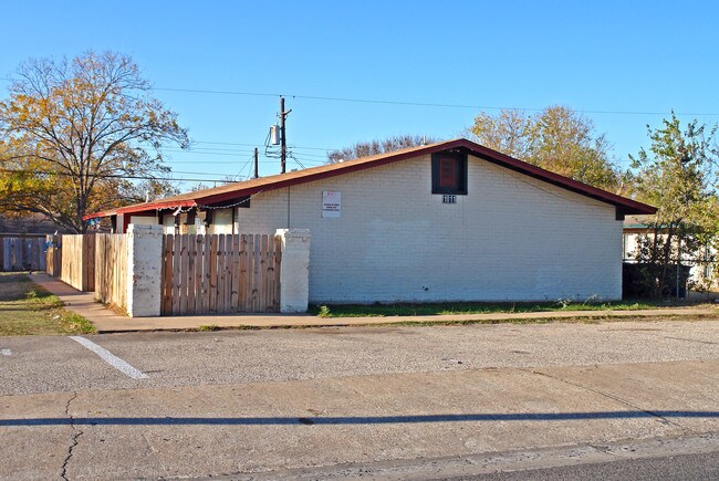 1011 N Meadows Dr in Austin, TX - Building Photo - Building Photo