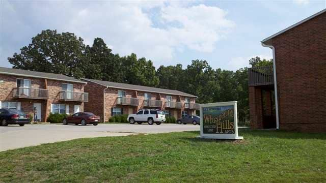 Whispering Hills Townhomes in St. Robert, MO - Foto de edificio