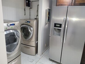 14389 SW Kendale Lakes Cir in Miami, FL - Foto de edificio - Building Photo