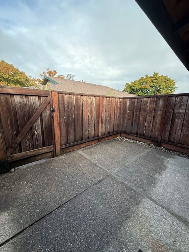 971 Santa Cruz Way in Rohnert Park, CA - Building Photo - Building Photo