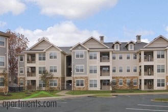 Arden Place in Charlottesville, VA - Foto de edificio - Building Photo