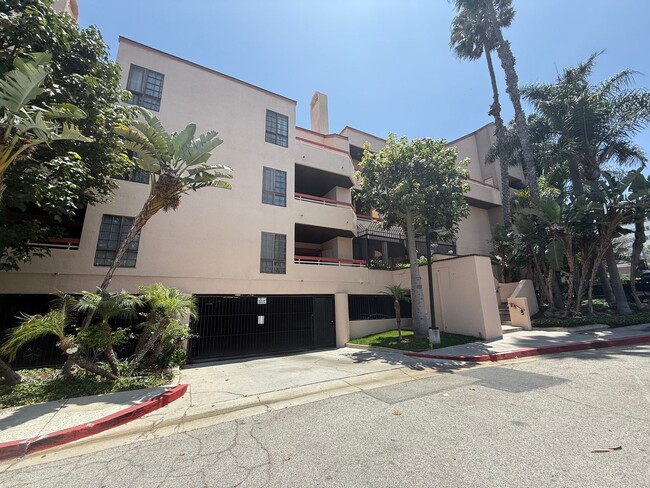 property at 941 W Carson St