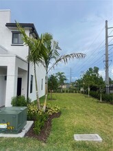 981 NE 211th St in North Miami Beach, FL - Building Photo - Building Photo