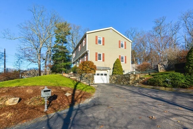 110 Oswego St in Bellingham, MA - Building Photo - Building Photo