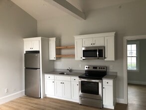 171 Main St, Unit Apartment 1 in Hyannis, MA - Building Photo - Building Photo