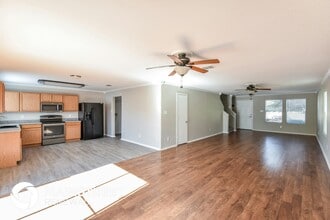 7802 Burro Bend in San Antonio, TX - Building Photo - Building Photo
