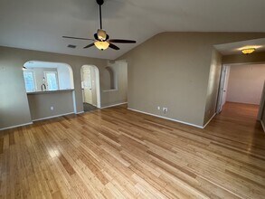 5733 Hartson in Kyle, TX - Foto de edificio - Building Photo