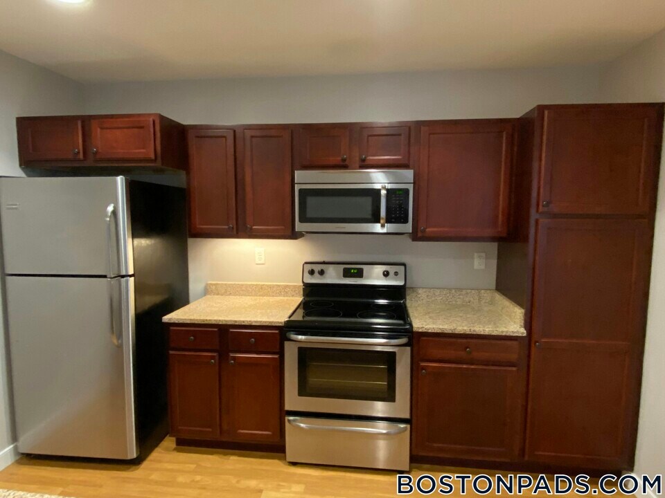20 Pond St in Braintree, MA - Building Photo