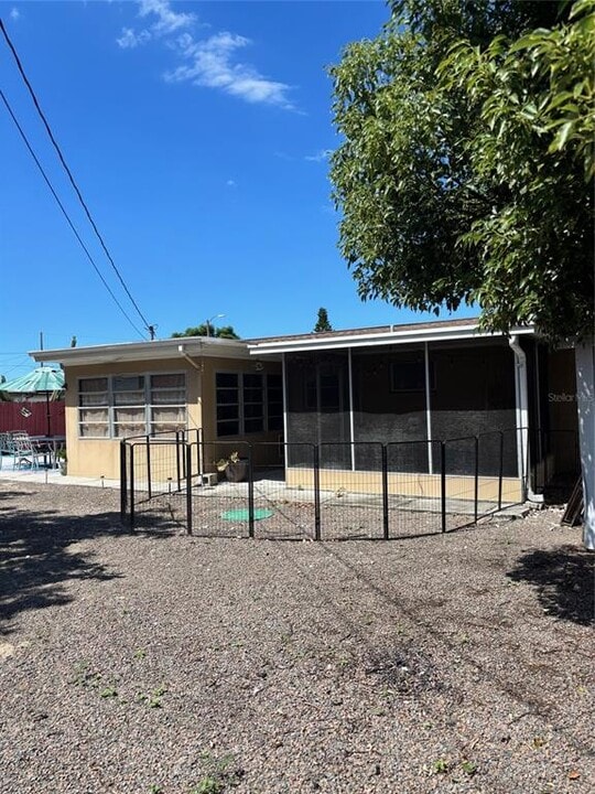 4004 Cluster Dr in Holiday, FL - Building Photo