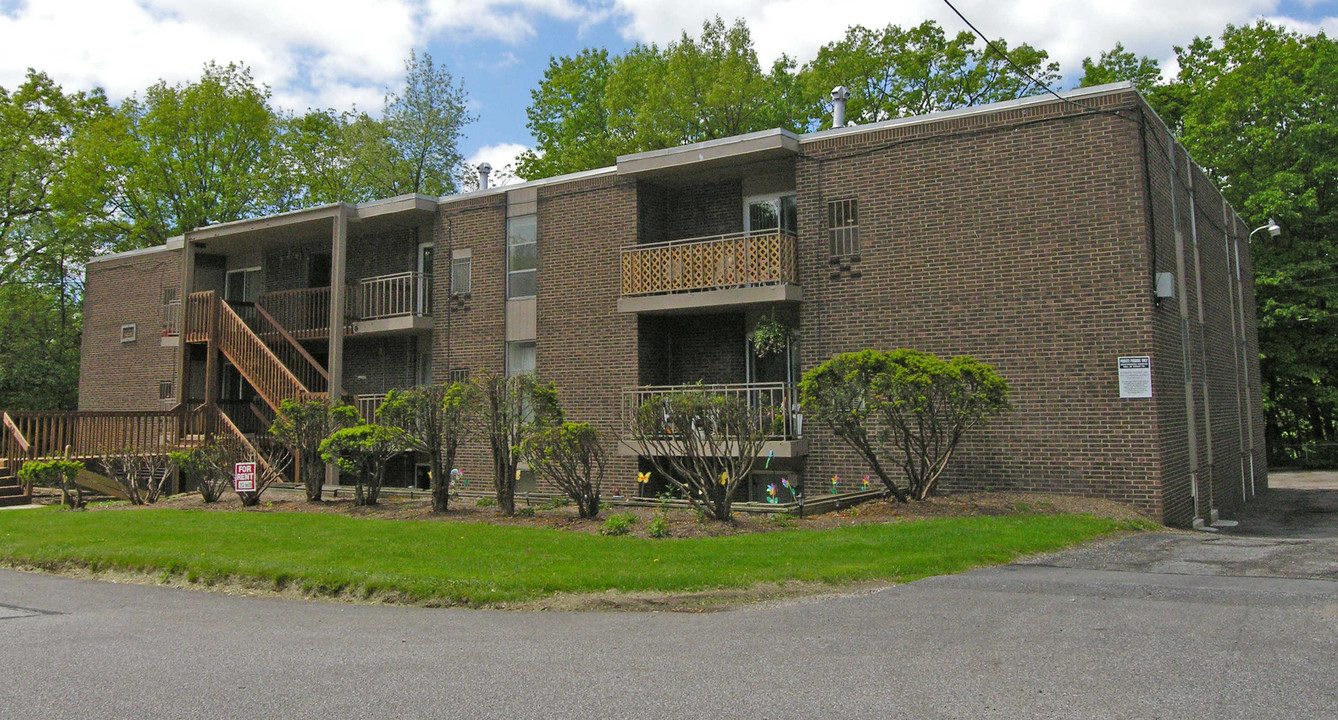 Hillcrest Apartments in Cuyahoga Falls, OH - Building Photo