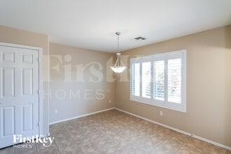 7015 S 43rd Dr in Phoenix, AZ - Foto de edificio - Building Photo