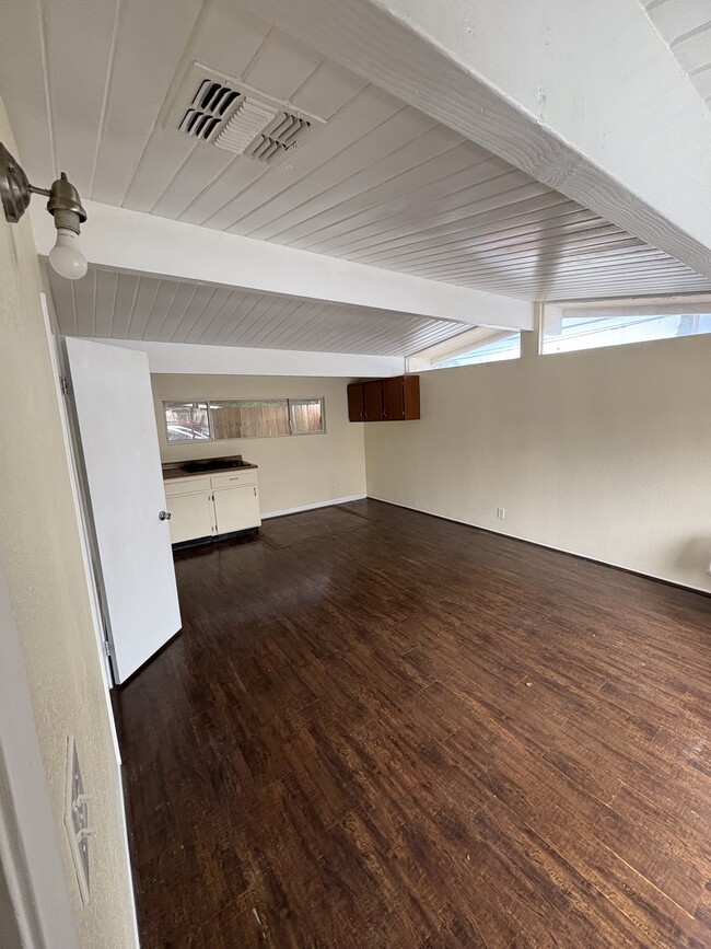 10014 Lemona Ave, Unit Studio Room