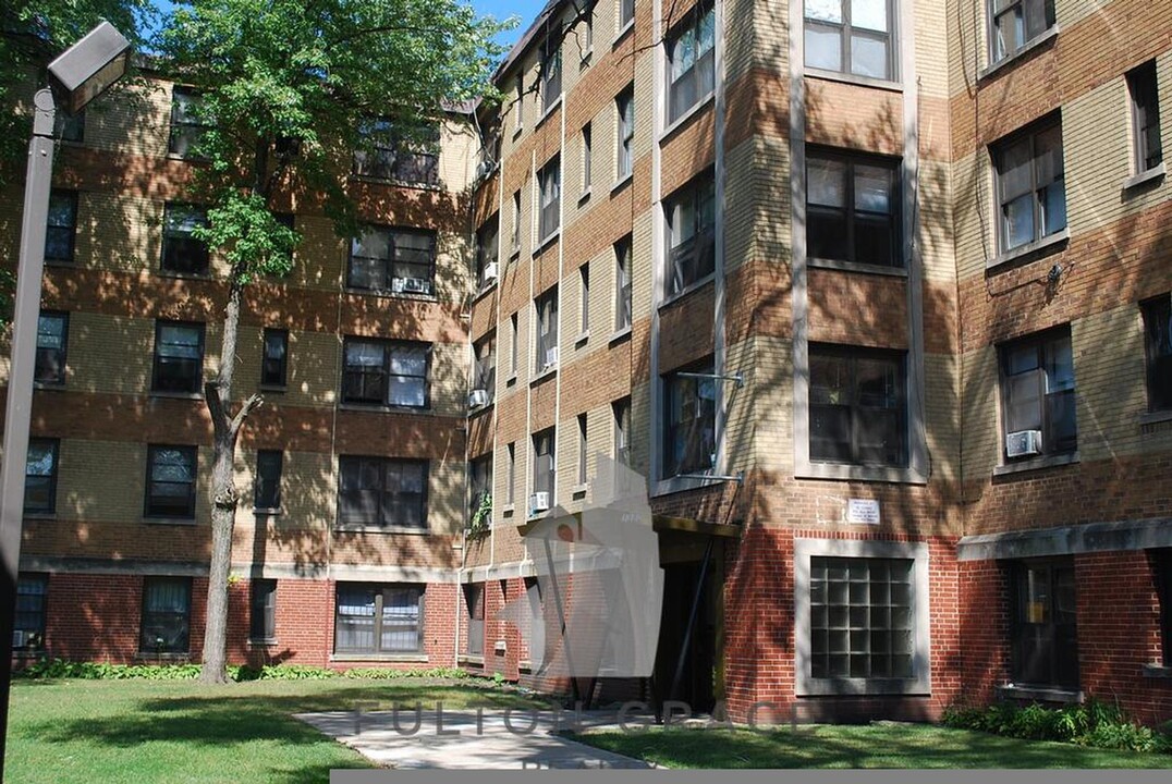 1357 W Touhy Ave, Unit 101 in Chicago, IL - Building Photo