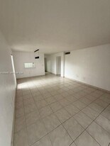 6884 N Kendall Dr in Miami, FL - Building Photo