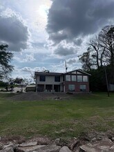 8174 False River Rd in Oscar, LA - Foto de edificio - Building Photo