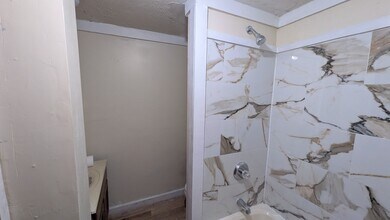 2721 Wood St, Unit upstairs in Wheeling, WV - Foto de edificio - Building Photo