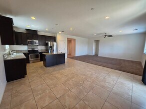 4337 W Robin Ave in Visalia, CA - Foto de edificio - Building Photo