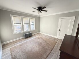 5842 W Barry Ave, Unit 2E in Chicago, IL - Building Photo
