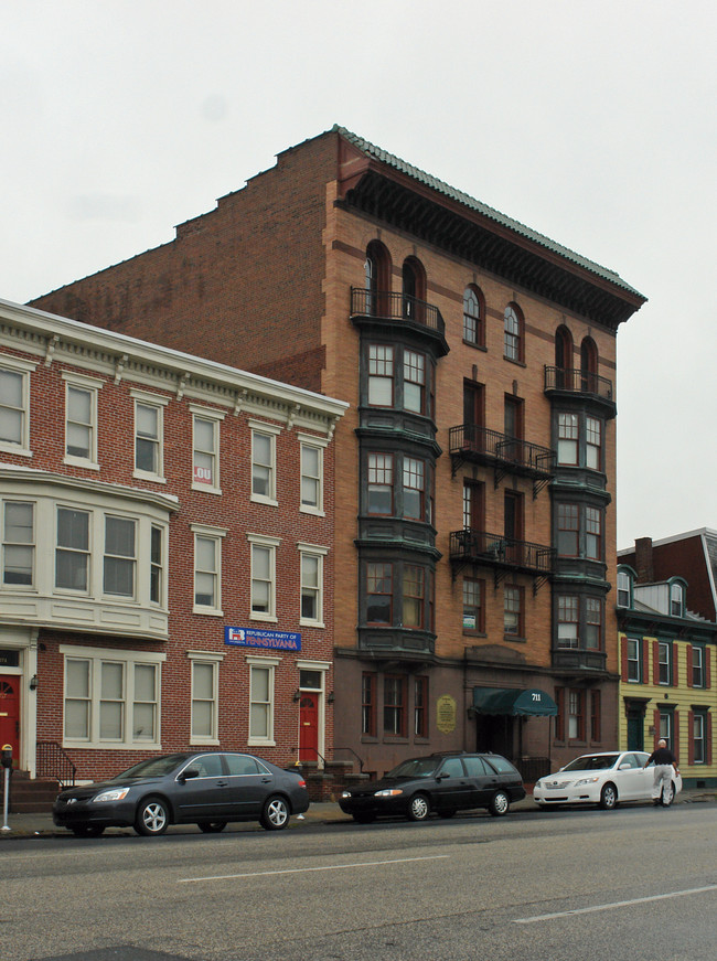 711 N 2nd St in Harrisburg, PA - Foto de edificio - Building Photo