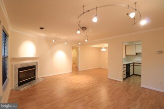 5700 Chapman Mill Dr-Unit -300 in North Bethesda, MD - Foto de edificio - Building Photo