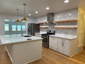 202 W Crestland Dr in Austin, TX - Building Photo - Building Photo