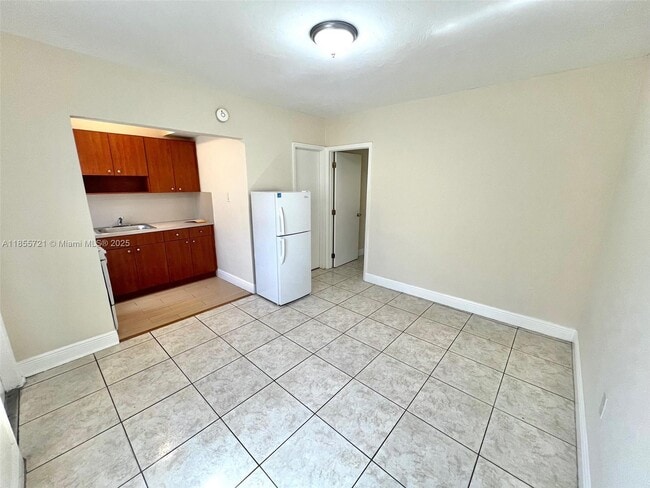 698 NE 85th St in Miami, FL - Foto de edificio - Building Photo