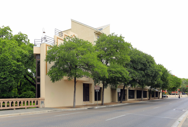 1022 N Navarro St in San Antonio, TX - Building Photo - Building Photo