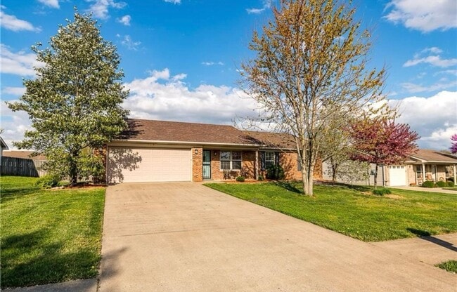 1017 Flagstone Dr in Jeffersonville, IN - Building Photo - Building Photo