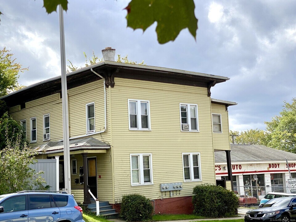 369 Park St in New Britain, CT - Building Photo