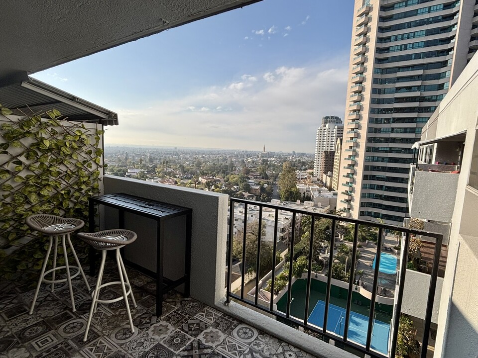 10450 Wilshire Blvd, Unit Penthouse D in Los Angeles, CA - Building Photo