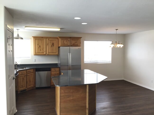 1721 N 2340 W in Clinton, UT - Foto de edificio - Building Photo