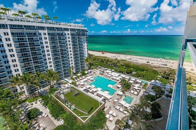 2301 Collins Ave, Unit 1618 in Miami Beach, FL - Foto de edificio - Building Photo