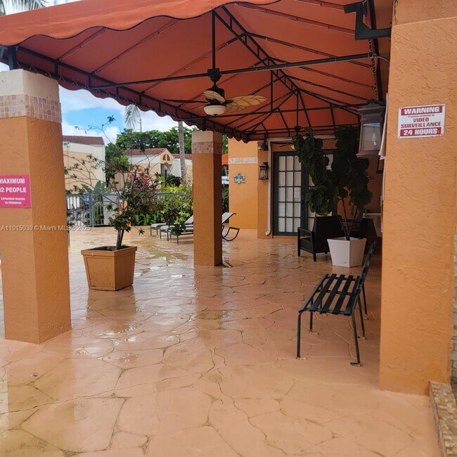 6272 NW 186th St in Hialeah, FL - Foto de edificio - Building Photo