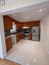 202 Billings Crescent in Newmarket, ON - Building Photo - Building Photo