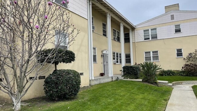 property at 2471 Silver Lake Blvd