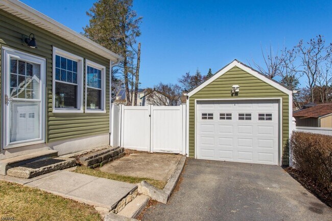 45 Everett Dr in Dover, NJ - Building Photo - Building Photo