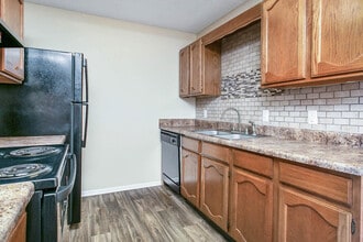 Brookwood Apartments in Wichita, KS - Foto de edificio - Building Photo