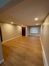 13334 SE Sherman St in Portland, OR - Foto de edificio - Building Photo